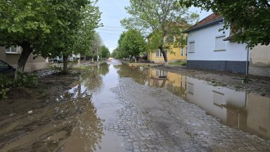Проливните дъждове вчера наводниха и врачанското село Хайредин Пострадали са