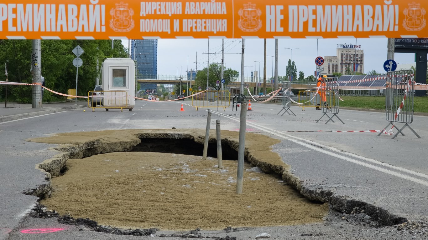 Затварят локалното платно на "Цариградско шосе" в София заради огромната дупка