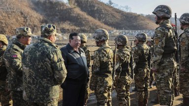 Лидерът на Северна Корея КНДР Ким Чен ун проследи комбинирани тактически