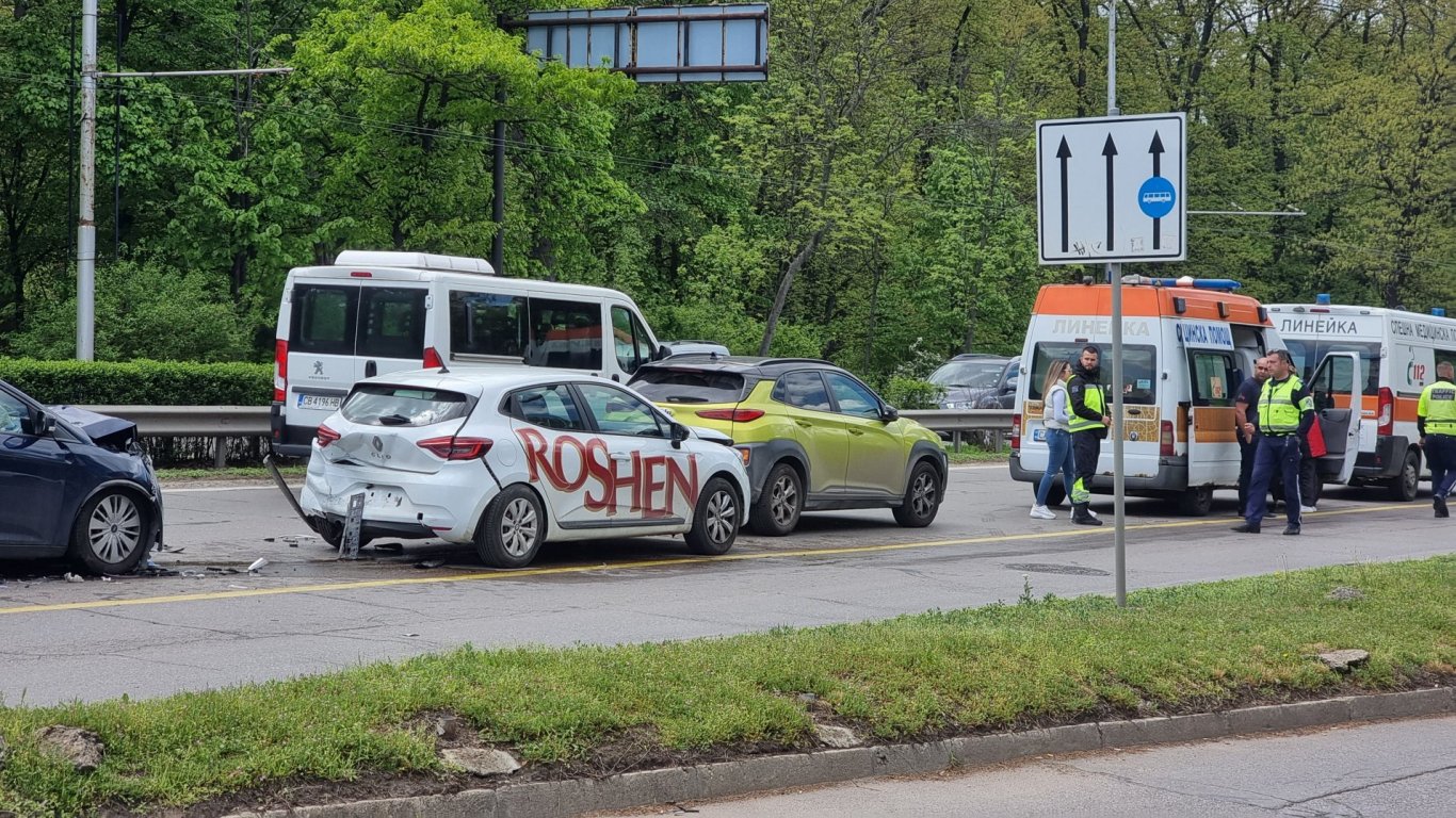 Верижна катастрофа на "Цариградско шосе", в една от колите е бил Валентин Михов (снимки)