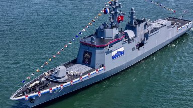 Пред погледа на Ким Чен Ун: Огромен боен кораб потъна при пускането му по вода