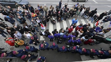 Виж още Унгария промени конституцията за да забрани Прайда Унгарският