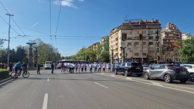 Привърженици на ЦСКА блокираха за кратко Орлов мост което предизвика