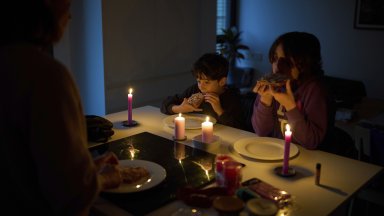 Електроподаването започва постепенно да се възстановява на някои места в