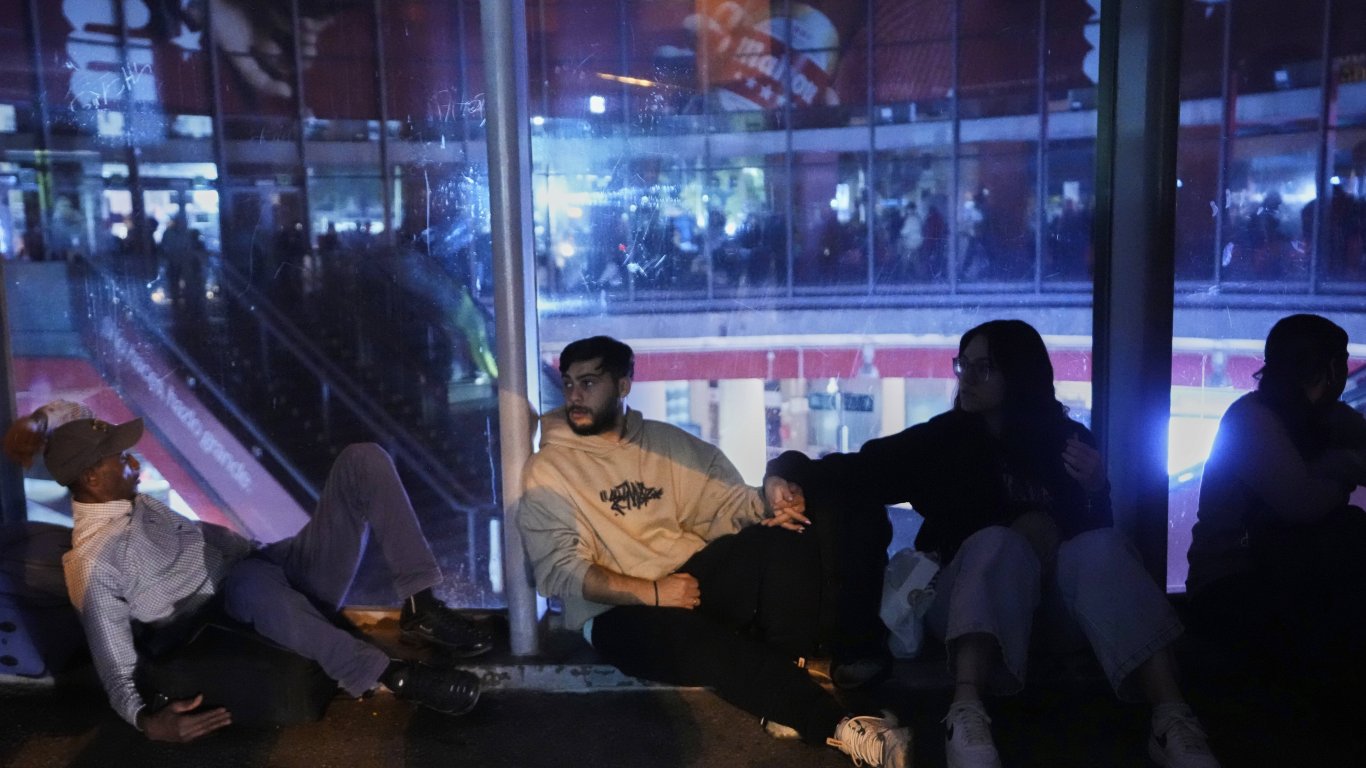 Пътници чакат да дойде токът на гара "Аточа" в Мадрид