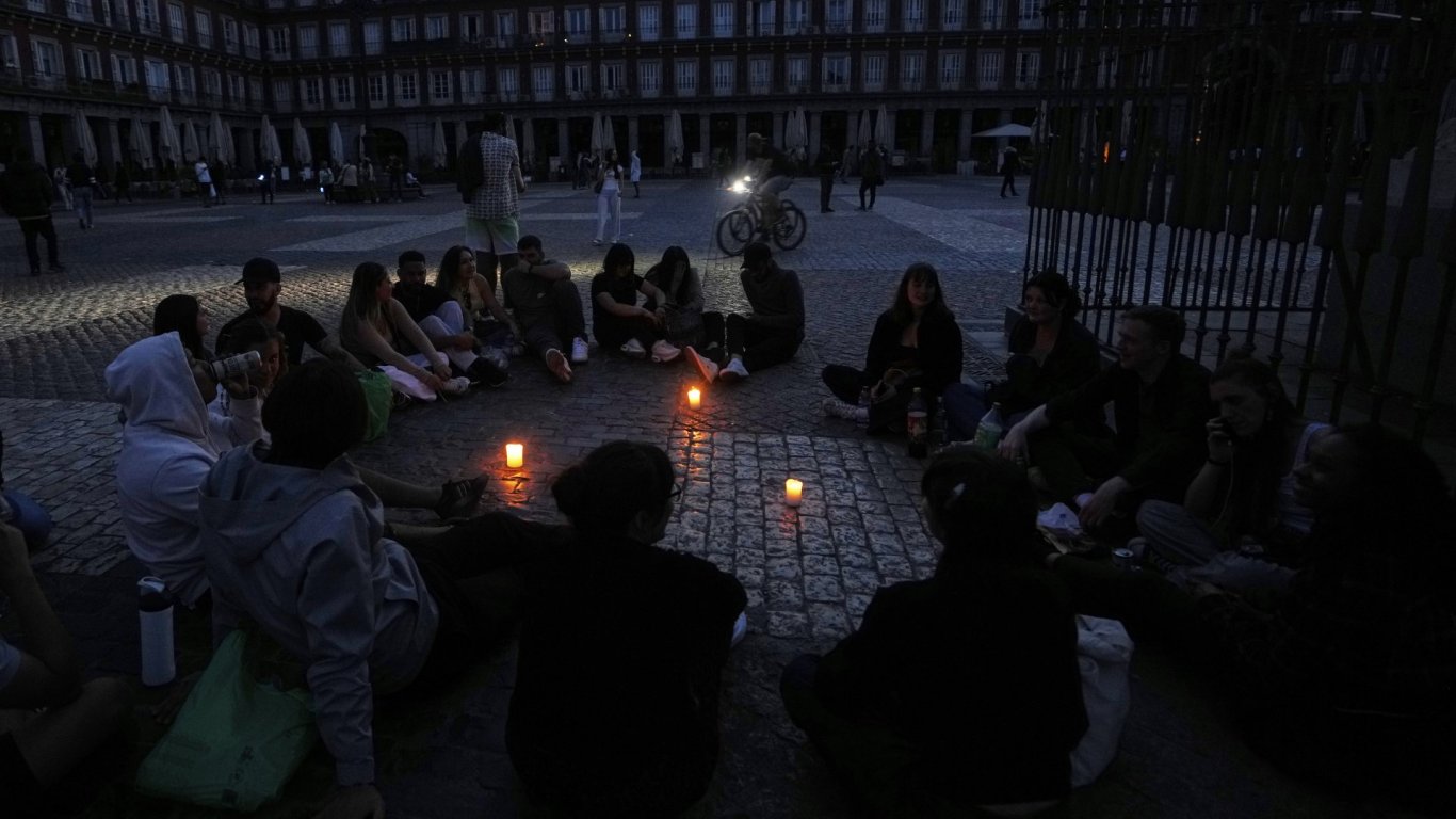 Хората се събират на Plaza Mayor, в центъра на Мадрид, по време на голямо прекъсване на тока