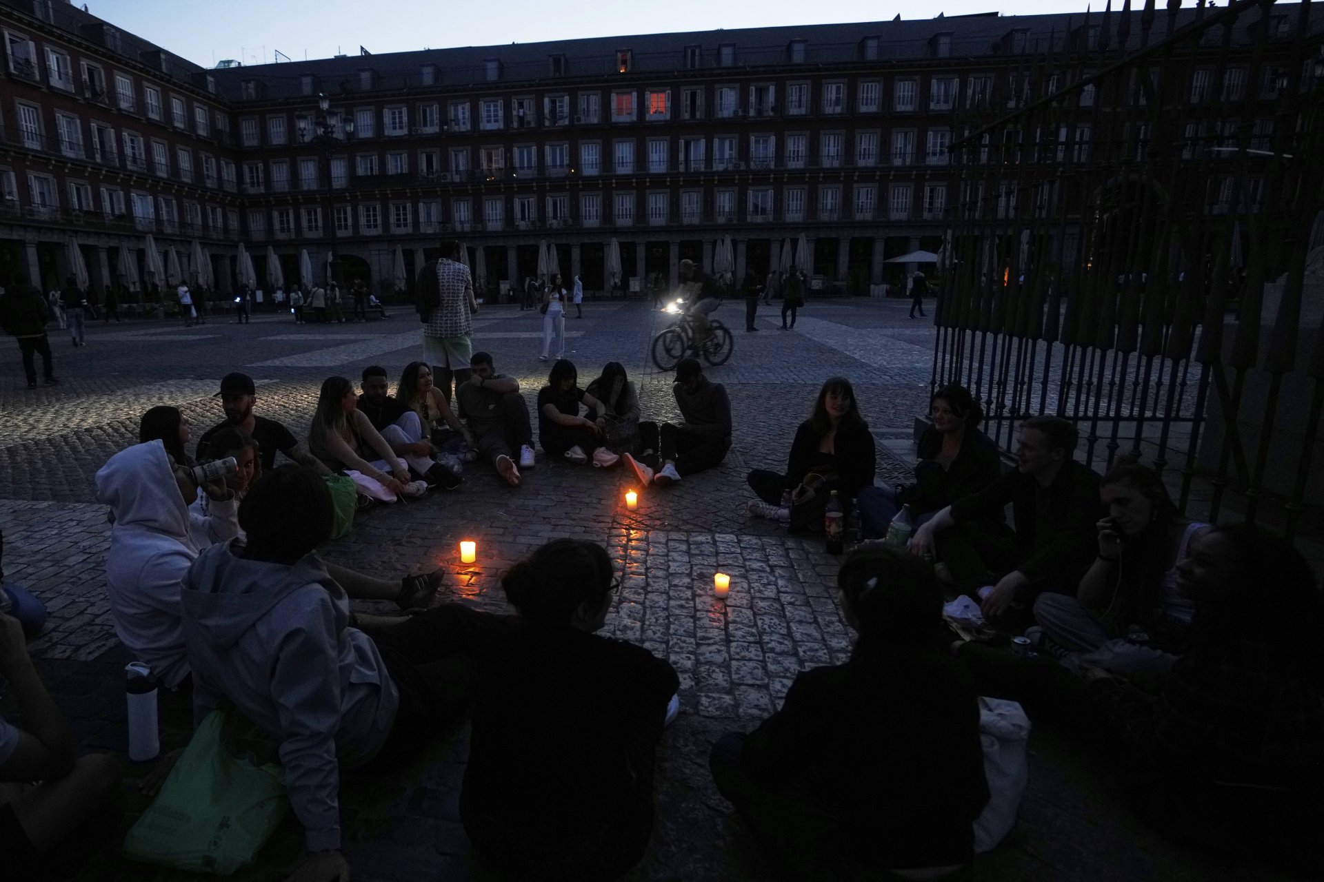 Хората се събират на Plaza Mayor, в центъра на Мадрид, по време на голямо прекъсване на тока