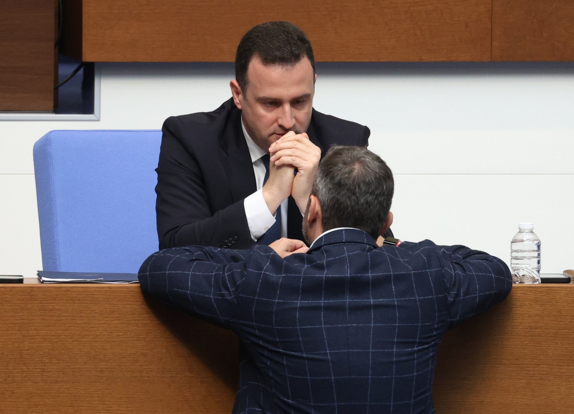 Министърът на енергетиката Жечо Станков (в лице) разговаря в пленарната зала с един от своите предшественици на поста - Делян Добрев - сега председател на Комисията по бюджет и финанси в Народното събрание