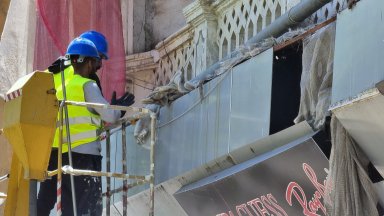 Започнаха дейности по разчистване на фасадата на рушаща се сграда