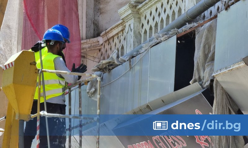 Започнаха дейности по разчистване на фасадата на рушаща се сграда