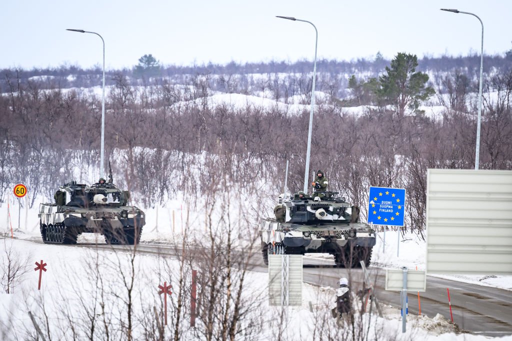 Членове на финландската армия с танкове Leopard по време военно учение Nordic Response на границата с Норвегия, 9 март 2024 г. 