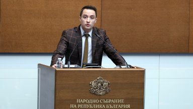 Продължаваме промяната Демократична България внася в деловодството на Народното