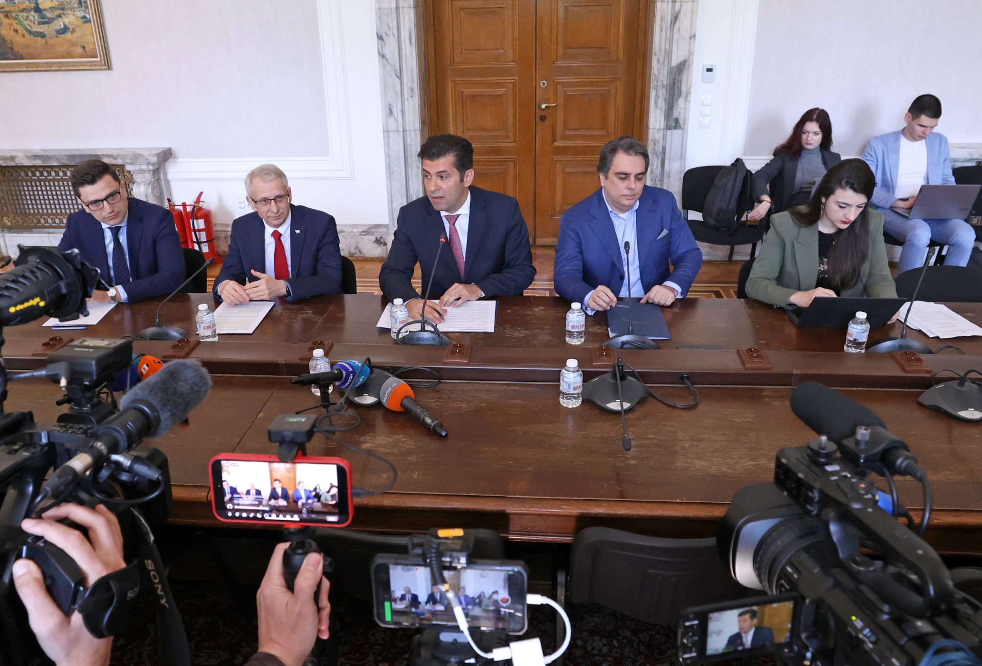 Венко Сабрутев, Николай Денков, Кирил Петков, Асен Василев, Лена Бориславова от ПП
