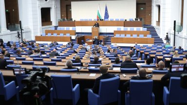 Месец след полагането на клетва депутатите от Величие получиха места