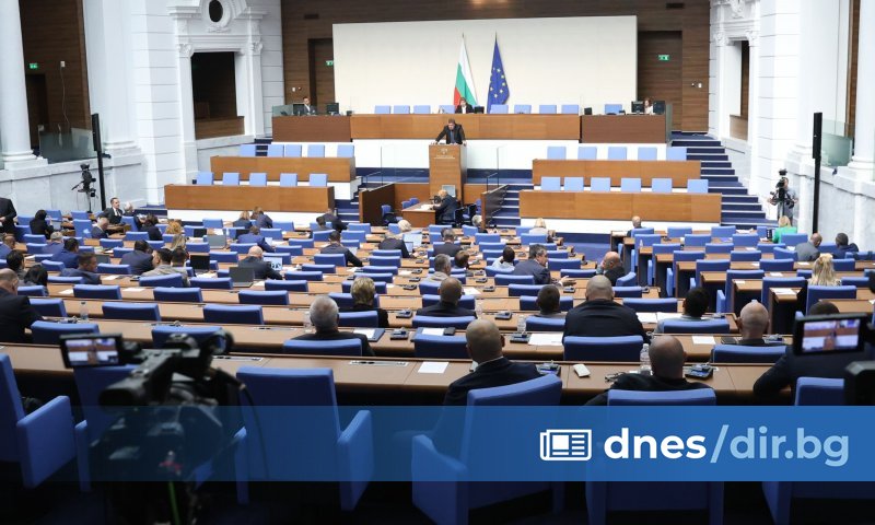 Месец след полагането на клетва депутатите от Величие получиха места