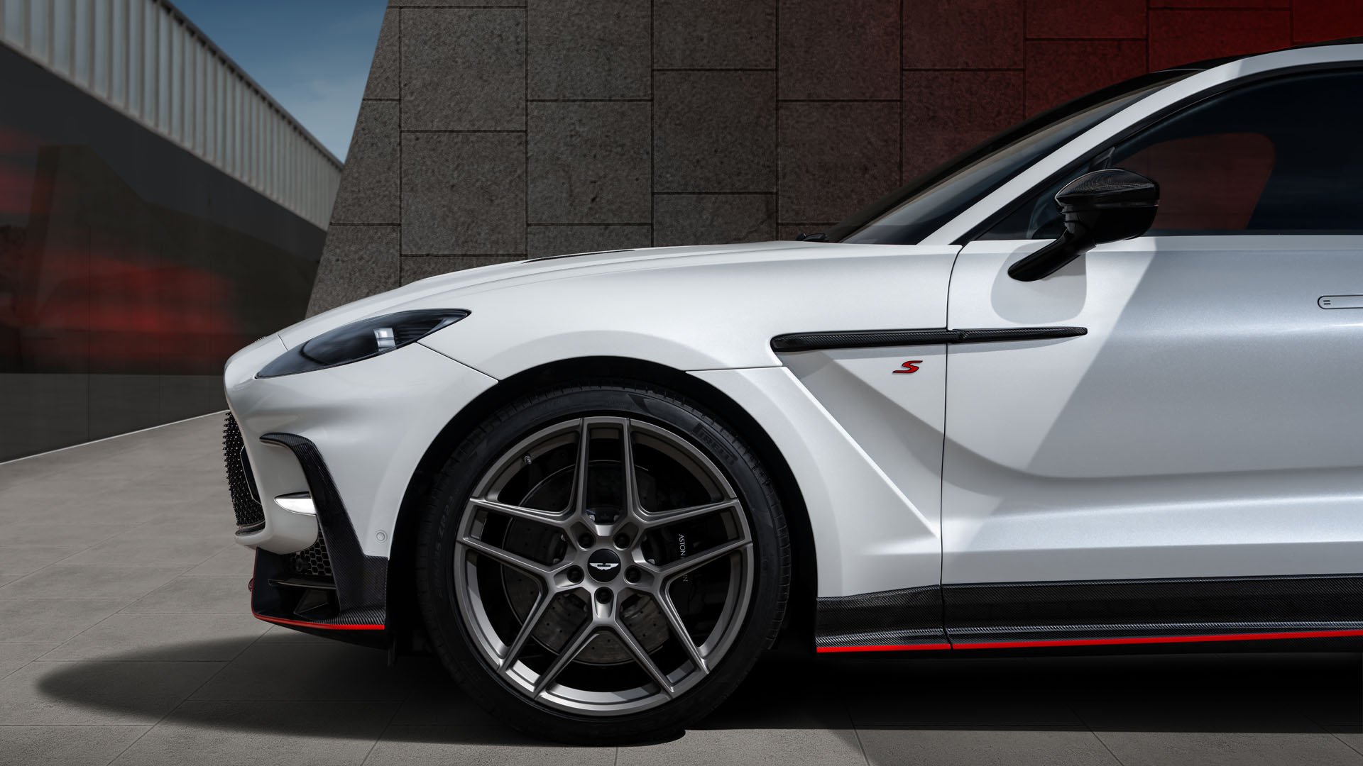 Aston Martin DBX S