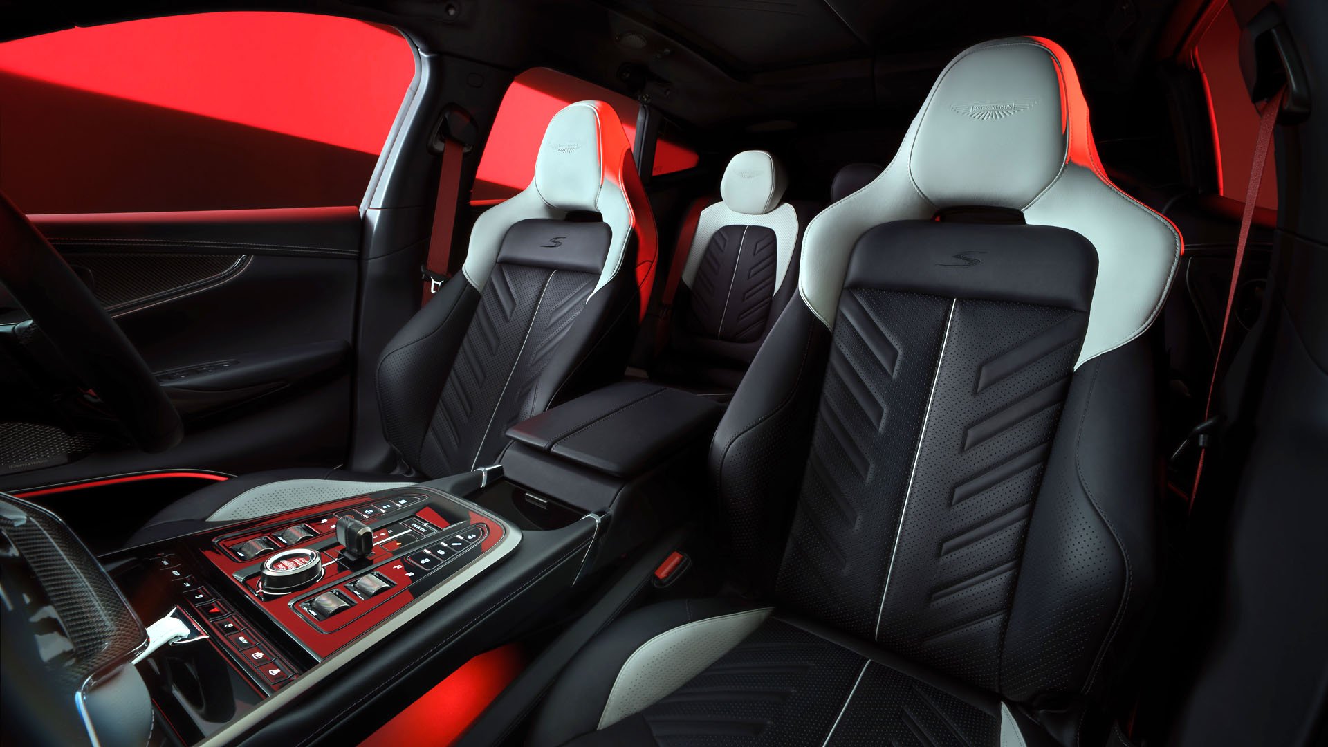 Aston Martin DBX S