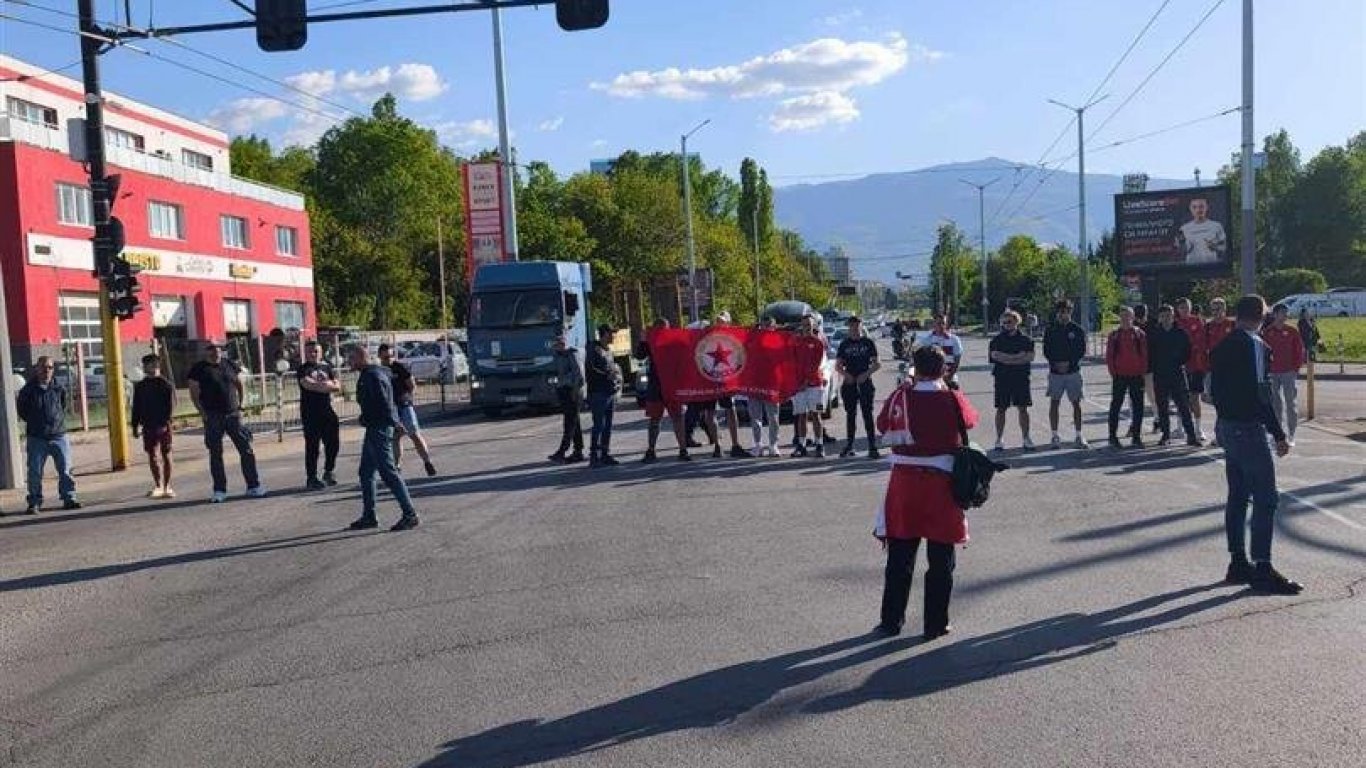 Протестът продължава: Спортисти на ЦСКА затвориха ново ключово кръстовище в София