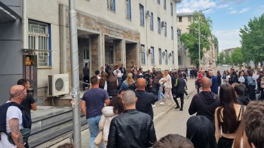 Протест след убийството на 18-годишно момиче: Домати и яйца по сградата на полицията в Хасково