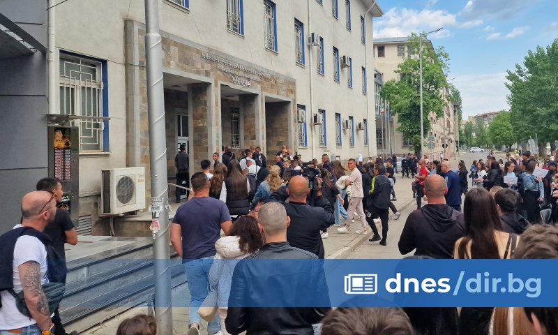 Жители на Хасково излязоха на протест пред сградата на Районното