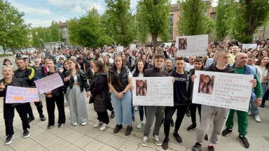 Протест след убийството на 18-годишно момиче: Домати и яйца по сградата на полицията в Хасково
