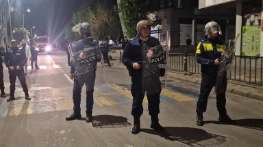Полицаи разпръснаха протеста пред полицейското управление в Хасково в който