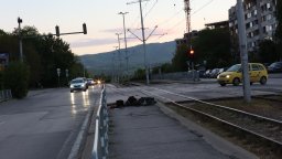 Шофьор помете колчета на столичния бул. "Черни връх", друг - светофар в "Люлин"  (снимки)