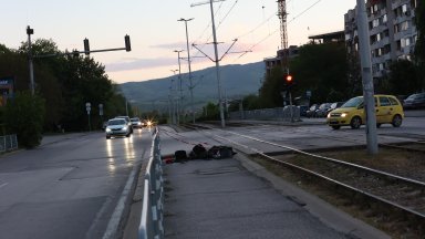 51 годишен шофьор помете с колата си колчета на булевард Черни