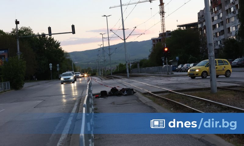 51-годишен шофьор помете с колата си колчета на булевард Черни