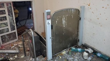 "Вместо с цветя и свещи, с камъни в ръце": МВР-Хасково описва щети и търси извършители