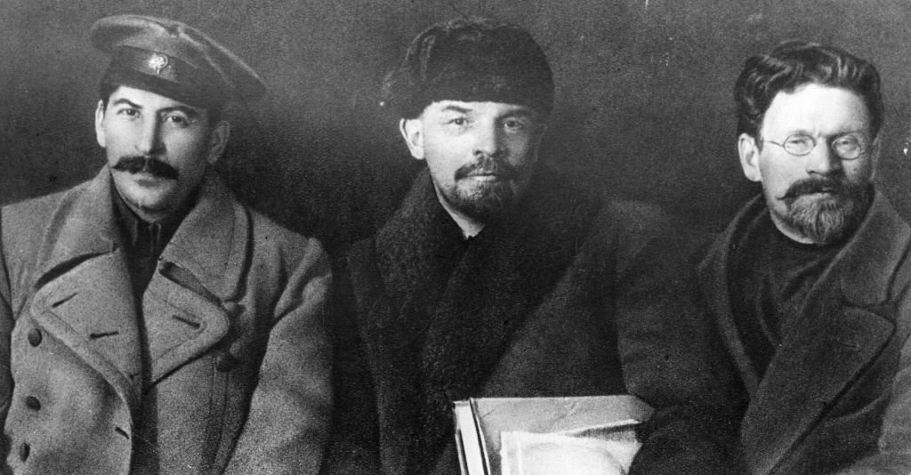 Йосиф Сталин (1879 - 1953), 
Владимир Илич Ленин (1870 - 1924) и Михаил Иванович Калинин (1875 - 1946) на конгреса на Руската комунистическа партия