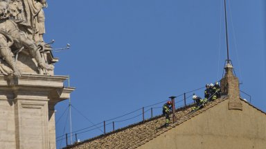 В очакване на конклава: Монтираха комин на покрива на Сикстинската капела във Ватикана 