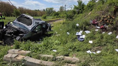 Мъж загина след като автомобилът му бе блъснат на жп