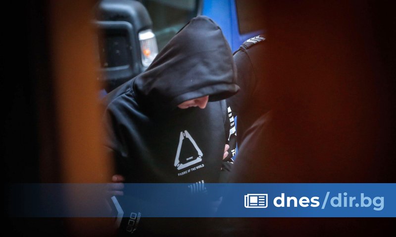 Съжалява, разкайва се. Той е имал чувства към това момиче,