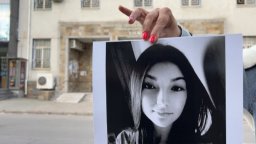 Погребаха убитата Магдалена в неделинското село Гърнати, Хасково отново излезе на протест