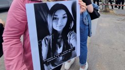 Погребаха убитата Магдалена в неделинското село Гърнати, Хасково отново излезе на протест