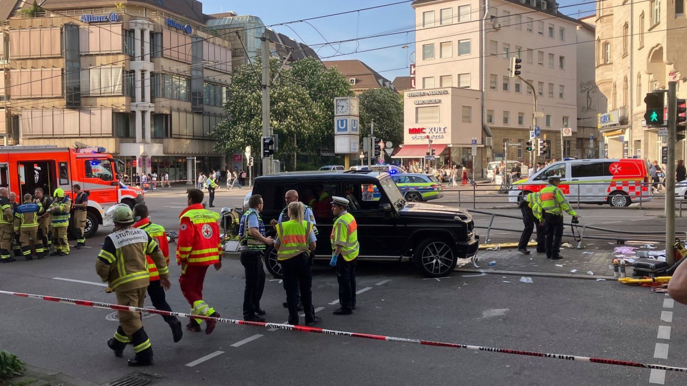 Автомобил се вряза в множество хора в Щутгарт, жена загина, поне осем са ранените