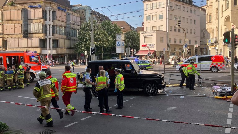 Автомобил се вряза в множество хора в Щутгарт, жена загина, поне осем са ранените