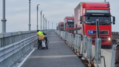 Движението за всички превозни средства по Дунав мост при Русе