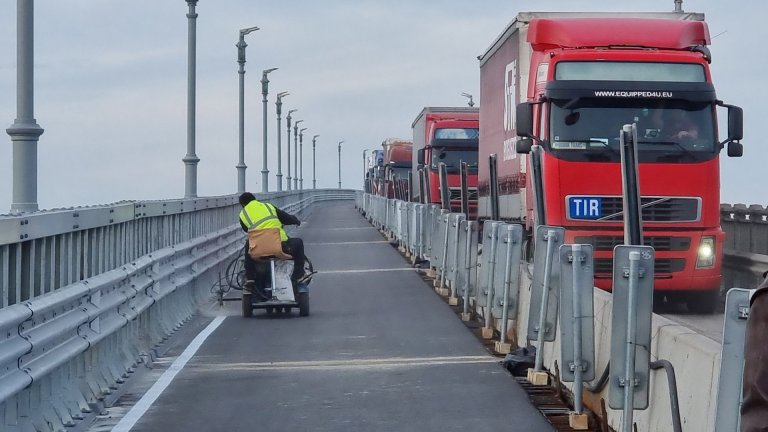 Само едната лента на Дунав мост е отворена за движение заради ремонт