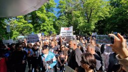 "Искаме съд": Бунт и бутилки по клиниката в Пловдив, където издъхна 6-годишно момче