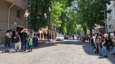Протестът Справедливост за Ангел стигна до дома на анестезиолога Пламен