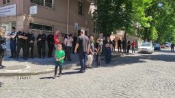 Протестът "Справедливост за Ангел" окупира дома на анестезиолога в Пловдив
