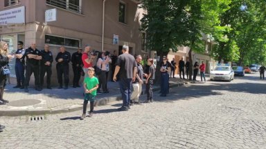 Протестът "Справедливост за Ангел" окупира дома на анестезиолога в Пловдив