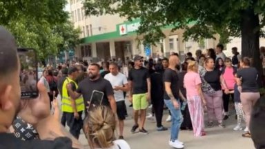 Близки и жители на Литаково излязоха на протест заради починалото