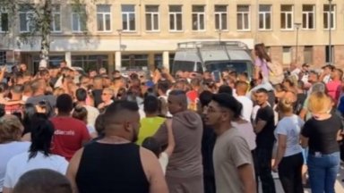 Напрежение пред болницата в Ботевград след смъртта на 7-годишното дете