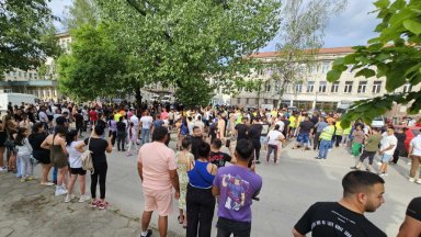 Напрежение пред болницата в Ботевград след смъртта на 7-годишното дете в линейка