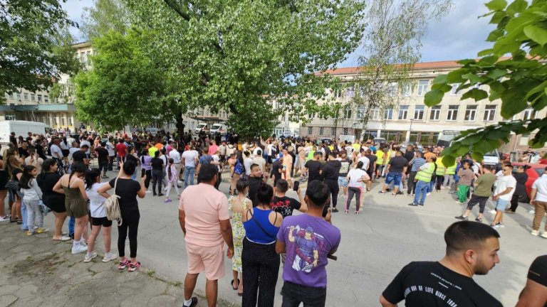 Напрежение пред болницата в Ботевград след смъртта на 7-годишното дете в линейка
