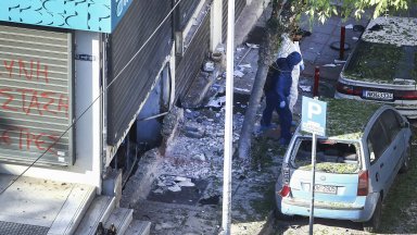 Жена загина, след като бомба избухна в ръцете ѝ пред банка в Солун (снимки)