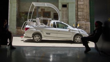 Един от папамобилите на покойния папа Франциск е предоставен за